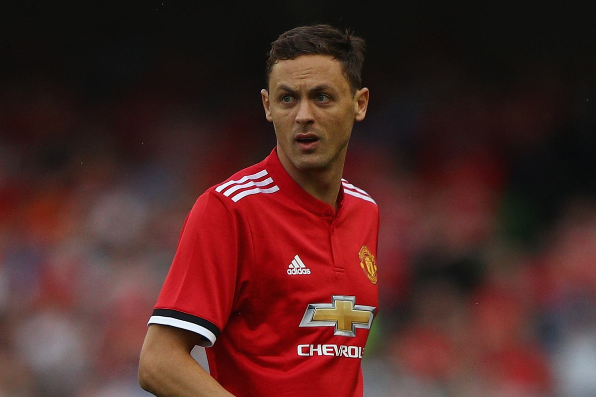 这名男子摇 这名男子摇